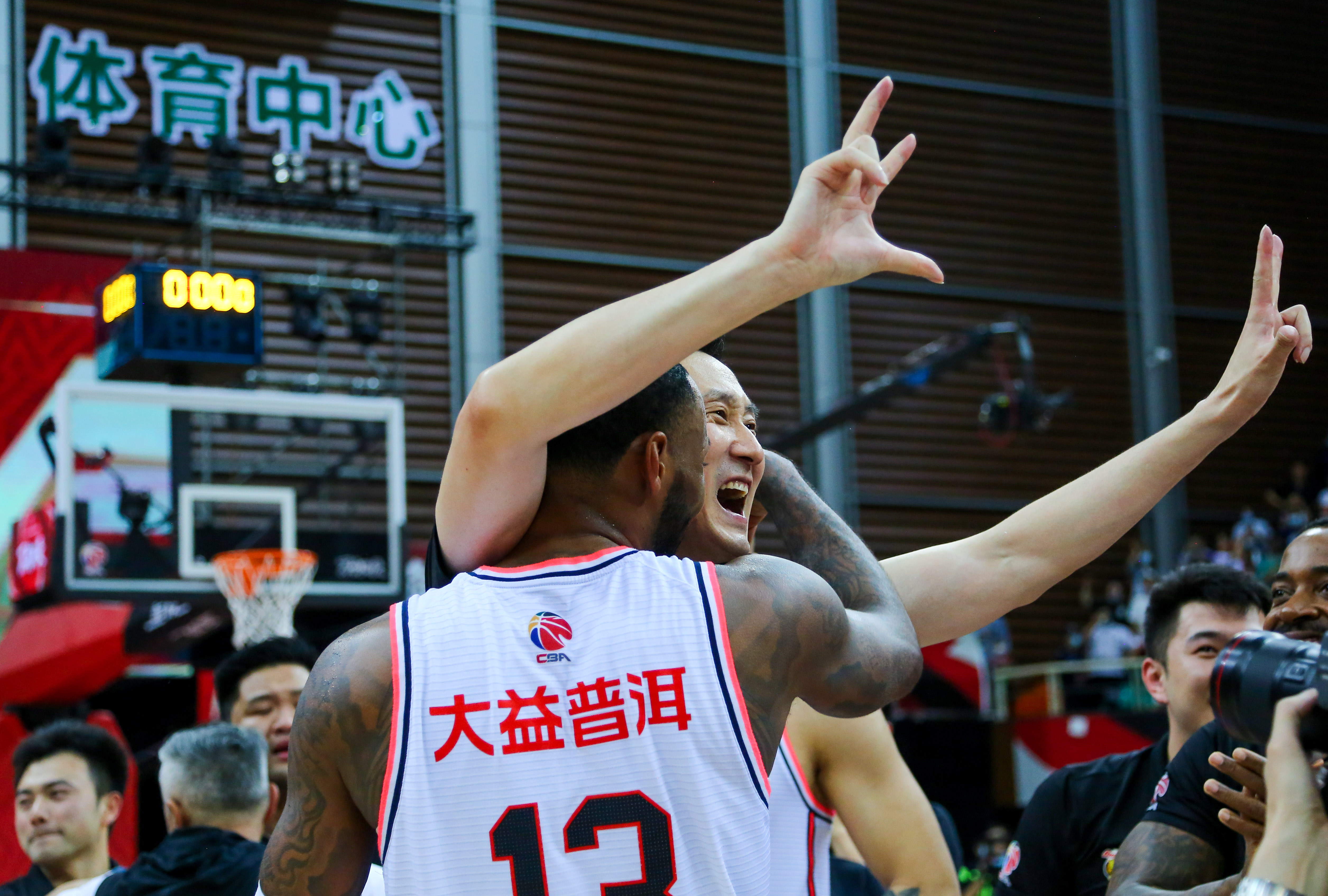 lol战争学院-拜仁慕尼黑关键时刻回应争议;志在CBA常规赛名次提升;信心回归;年轻球员得到机会的简单介绍