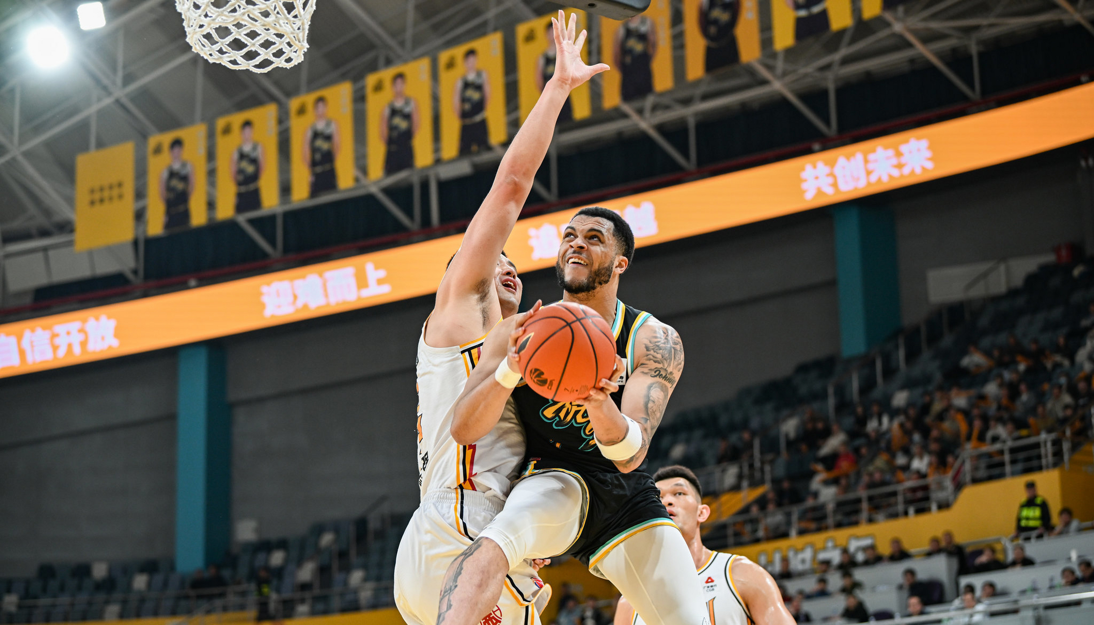 英雄-冲刺阶段突围战来临，广厦男篮围绕法国杯防线松动，悬念犹存，阵容厚度经受考验的简单介绍