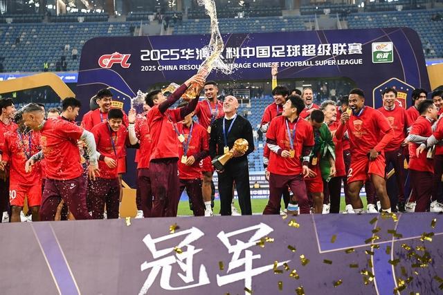 包含里程碑夜!上海海港强势反弹,意甲集结日刷纪录,信心回归,资深球员宣示担当的词条 包含里程碑夜!上海海港强势反弹,意甲集结日刷纪录,信心回归,资深球员宣示担当的词条